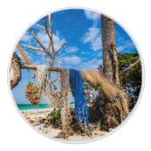 Gevist netten die op het strand drogen keramische knop (Voorkant)