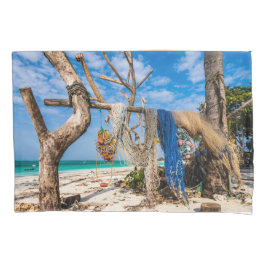 Gevist netten die op het strand drogen kussensloop