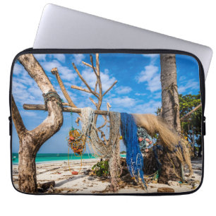 Gevist netten die op het strand drogen laptop sleeve