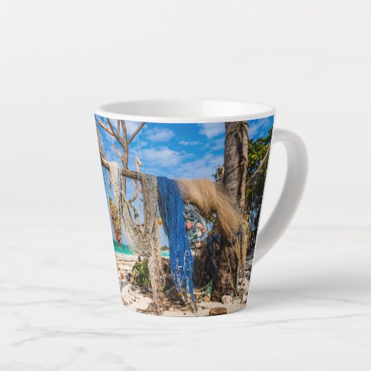 Gevist netten die op het strand drogen latte mok (Rechterhoek)