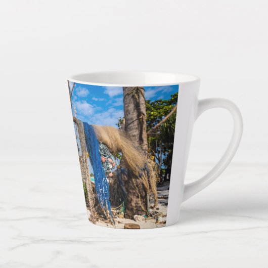 Gevist netten die op het strand drogen latte mok (Rechts)