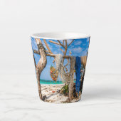 Gevist netten die op het strand drogen latte mok (Voorkant)