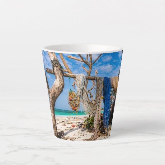 Gevist netten die op het strand drogen latte mok (Voorkant)