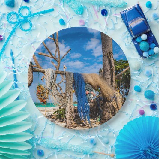 Gevist netten die op het strand drogen papieren bordje (Feest)