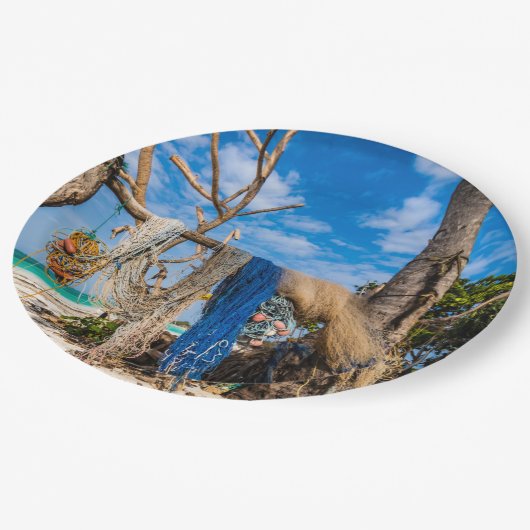 Gevist netten die op het strand drogen papieren bordje (Gekanteld)