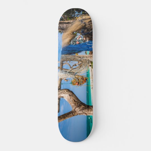 Gevist netten die op het strand drogen persoonlijk skateboard (Voorkant)