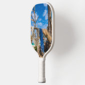 Gevist netten die op het strand drogen pickleball paddle (Links)