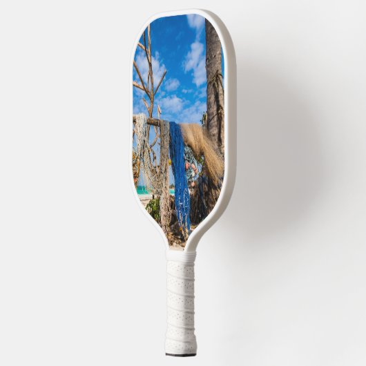 Gevist netten die op het strand drogen pickleball paddle (Links)