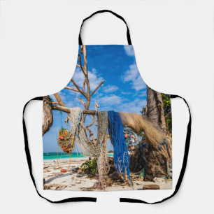 Gevist netten die op het strand drogen schort