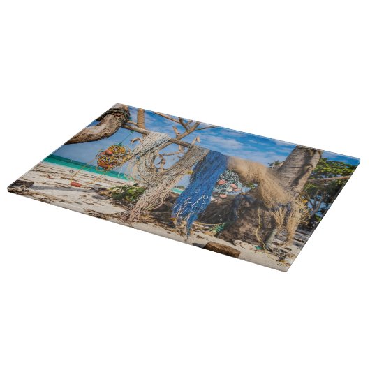 Gevist netten die op het strand drogen snijplank (Hoek)