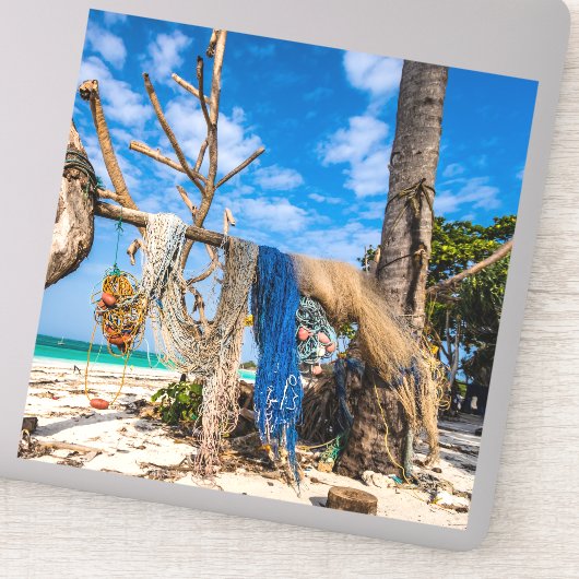 Gevist netten die op het strand drogen sticker (Detail)