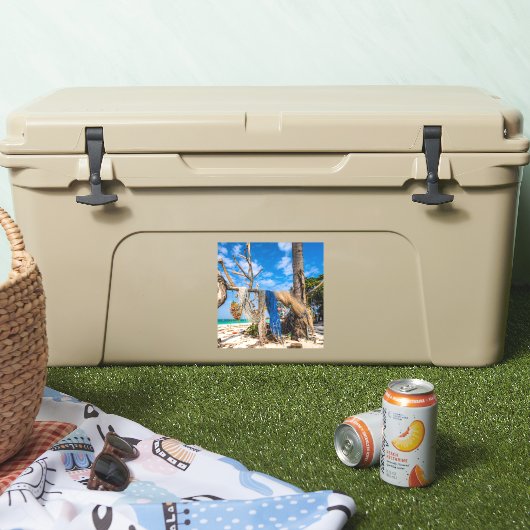 Gevist netten die op het strand drogen sticker (Koeler)