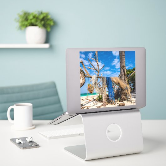 Gevist netten die op het strand drogen sticker (Laptop op bureau)