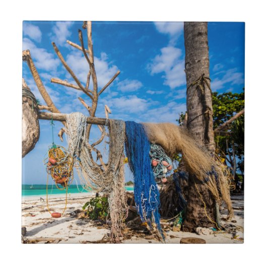 Gevist netten die op het strand drogen tegeltje (Voorkant)