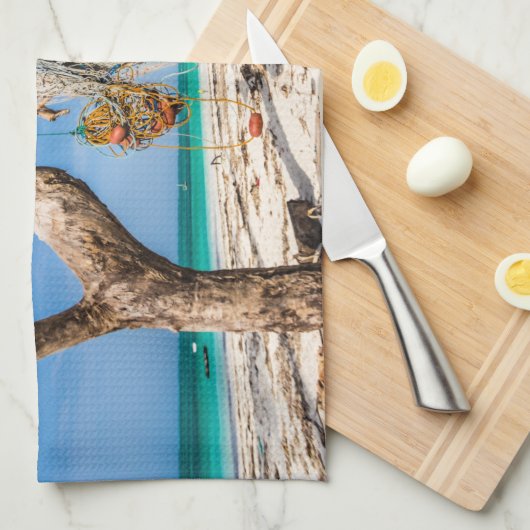 Gevist netten die op het strand drogen theedoek (Quarter Fold)