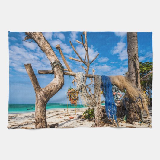 Gevist netten die op het strand drogen theedoek (Horizontaal)