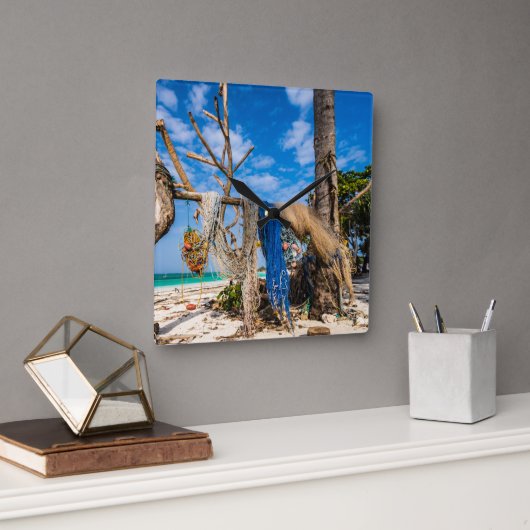 Gevist netten die op het strand drogen vierkante klok (Kantoor)