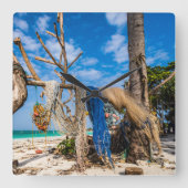 Gevist netten die op het strand drogen vierkante klok (Voorkant)