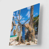 Gevist netten die op het strand drogen vierkante klok (Hoek)