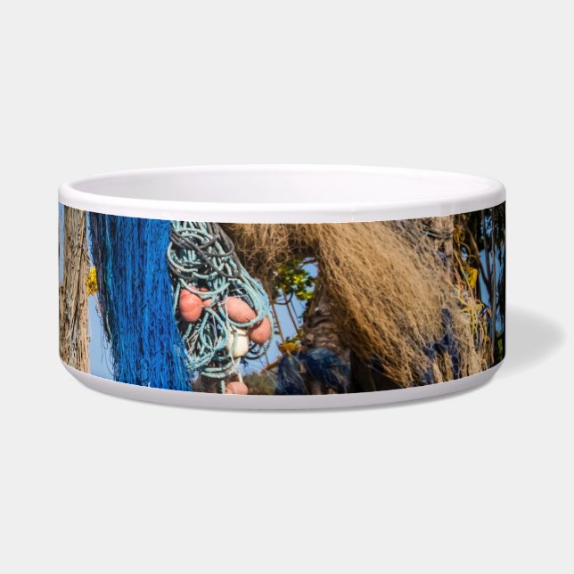 Gevist netten die op het strand drogen voerbakje (Rechts)