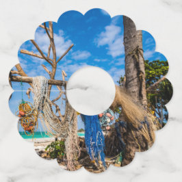 Gevist netten die op het strand drogen wijnglaslabel