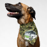 Geviste Aangepaste naam Cool Bass Camo Dog Pet Bandana<br><div class="desc">Een coole groene camobandana voor de hond die graag met zijn eigenaar aan wal,  op de boot of op de kajak vist. Dit ontwerp kenmerkt een largemouth bass,  kan de naam worden gepersonaliseerd of worden verwijderd.</div>