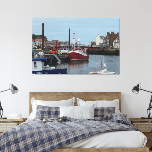 Geviste Boat Atlas in Whitby Harbor, Engeland Canvas Afdruk (Insitu (Slaapkamer))