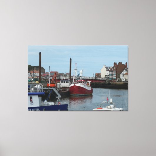 Geviste Boat Atlas in Whitby Harbor, Engeland Canvas Afdruk (Voorkant)