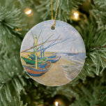 Geviste boten | Vincent van Gogh Keramisch Ornament<br><div class="desc">Vist Boats op het strand bij Saintes-Maries (1888) door de Nederlandse postimpressionistische kunstenaar Vincent Van Gogh. Origineel kunstwerk is een olie op het schilderij van de canvas, waarop verschillende vissersboten op de kust van de oceaan zijn afgebeeld. Gebruik de ontwerphulpmiddelen om douanetekst toe te voegen of het afbeelding te personaliseren....</div>