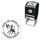 Gevlekte Baby Giraffe Eet Blad Bibliotheek Boek Na Zelfinktende Stempel (In situ)