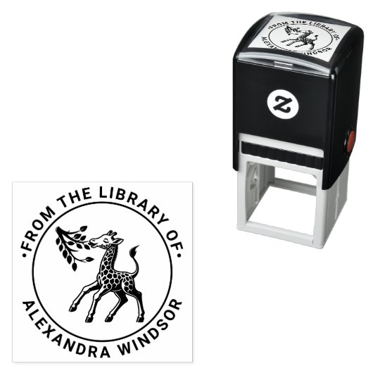 Gevlekte Baby Giraffe Eet Blad Bibliotheek Boek Na Zelfinktende Stempel (In situ)