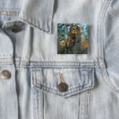 Gevlekte bosuil die rust in Spaans mos Vierkante Button 5,1 Cm (In situ)