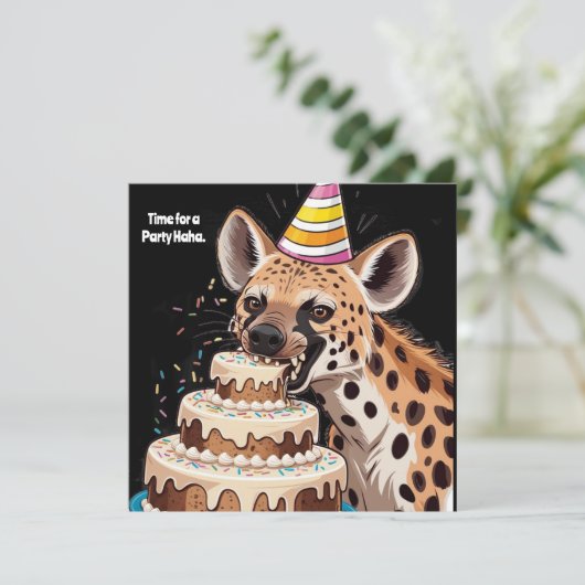 Gevlekte hyena met hoed die in taart bijt kaart (Staand voorkant)