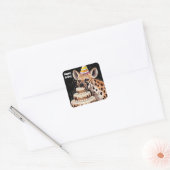 Gevlekte hyena met pet in taart bijten vierkante sticker (Envelop)