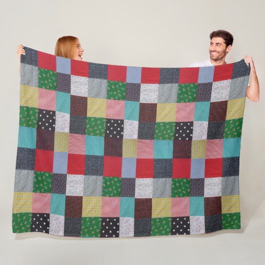 gevlekte vierkanten van kleurrijk  patchwork fleece deken (In situ)