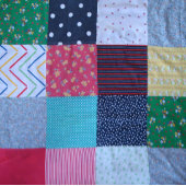 gevlekte vierkanten van kleurrijk  patchwork kleine kerstsok