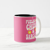 Gevoed door chemo en sarcasme Grappige Chemotherap Tweekleurige Koffiemok (Voorkant rechts)