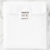 Gevoed door haakhaken ronde sticker (Tas)