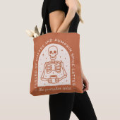 Gevoed door koffie en pompoen Spice Lattes Tote Bag (Dichtbij)