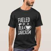 Gevoed door thee en sarcasme Funny Tea Lover T-shirt (Voorkant)