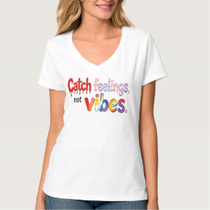 "Gevoelens vangen, geen vibes." Druppelende rode v T-shirt