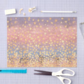 Gevoelige gouden bladeren tegen kleurrijke zonsond tissuepapier (Craft)