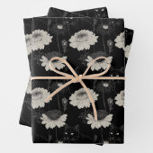 Gevoerde zwarte kat met witte bloemen inpakpapier vel (In situ)