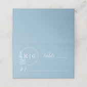 Gevouwen Dusty Blue Elegant Wedding Monogram Plaatskaartje (Buitenkant ongevouwen)