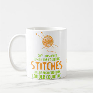Gevraagde vragen terwijl ik steken tel bij het bre koffiemok