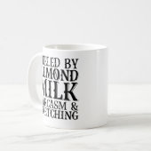 gevuld met amandelmelk en ketting koffiemok (Voorkant links)