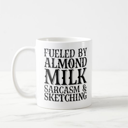 gevuld met amandelmelk en ketting koffiemok (Links)