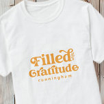 gevuld met Gratitude  Thanksgiving Family T-shirt<br><div class="desc">Design is een eenvoudige typografie van "gevuld met dankbaarheid",  die geweldig is om Thanksgiving cadeaus in te vullen of paden te geven voor gasten,  vrienden en familie. Officieel shirt van uw Thanksgiving feast met naaste vrienden of familie.</div>