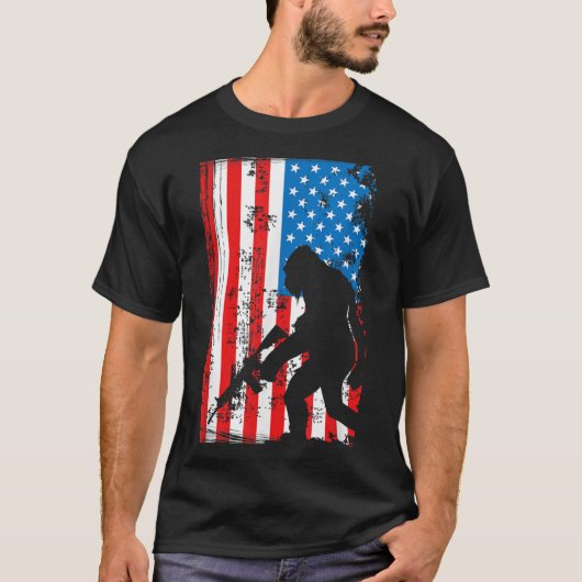 Gewapende Bigfoot Sasquatch AR-15 Patriottische Am T-shirt (Voorkant)