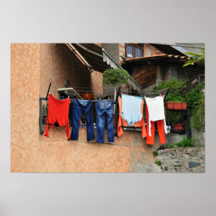 Gewassen kleren drogen aan de straatkant in het do poster